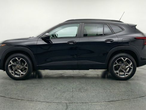 Used 2025 Chevrolet Trax LT FWD image 5