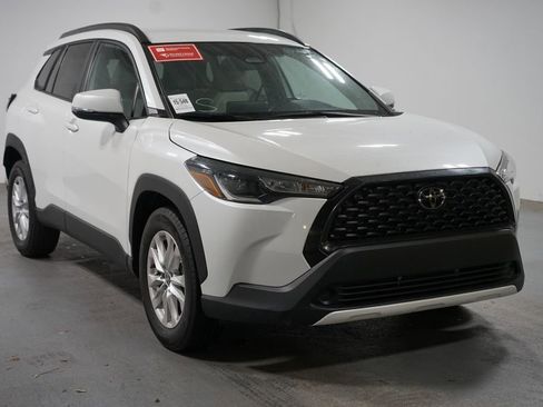 Used 2023 Toyota Corolla Cross LE FWD image 3