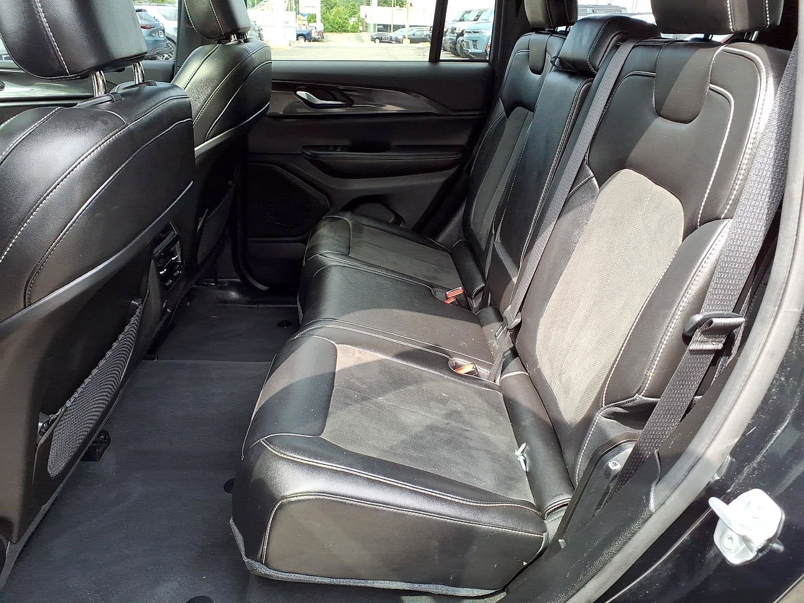 Used 2023 Jeep Grand Cherokee Altitude AWD/4WD image 12