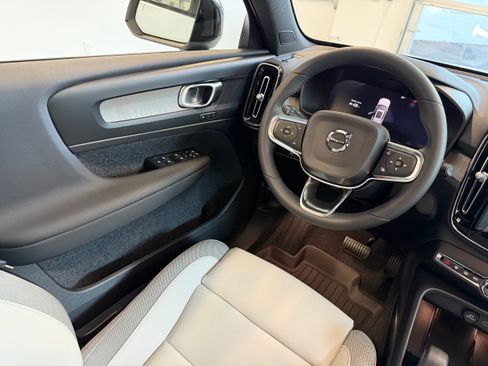 New 2026 Volvo EX40 Plus w/ Climate Package image 23