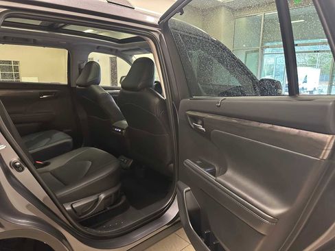 Certified 2025 Toyota Highlander Platinum image 28