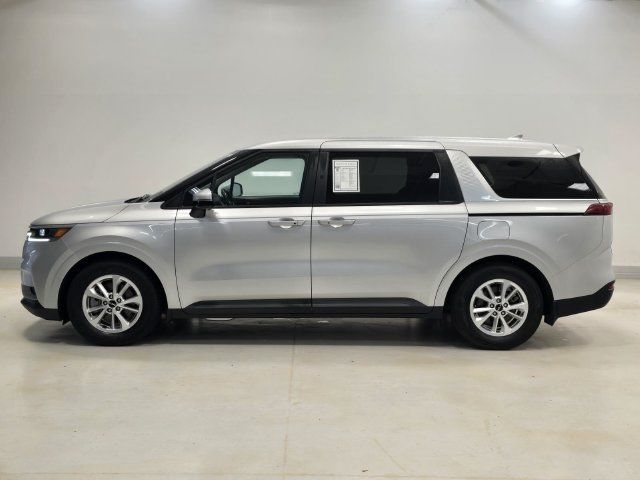 Used 2023 Kia Carnival LX FWD image 3