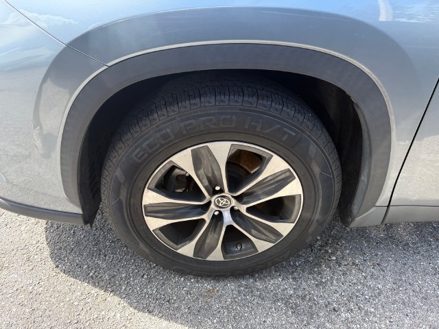 Used 2020 Toyota Highlander XLE FWD image 4