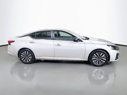 Used 2024 Nissan Altima 2.5 SV FWD image 10