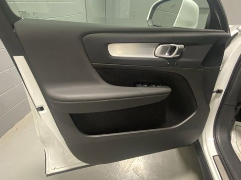 Used 2025 Volvo XC40 B5 Core image 7
