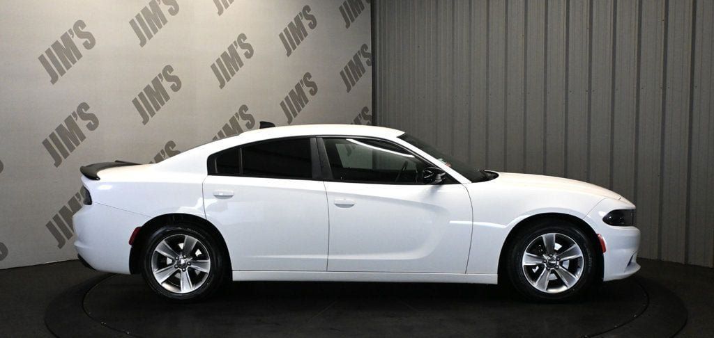 Used 2017 Dodge Charger SXT RWD image 4