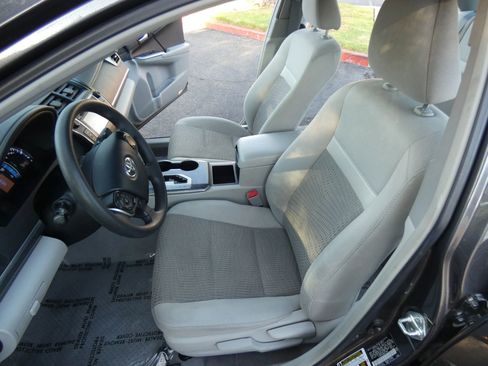 Used 2013 Toyota Camry LE image 53