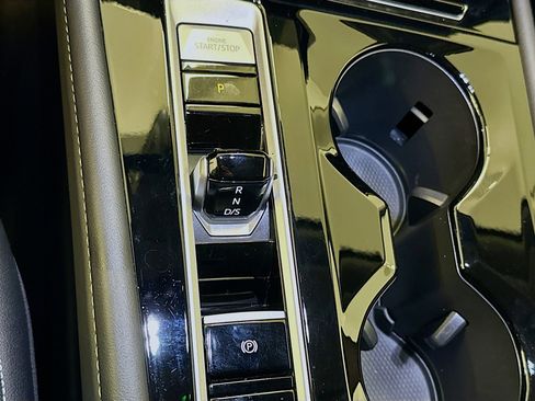 Used 2025 Volkswagen Atlas SE image 25