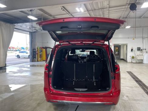 Certified 2025 Chrysler Pacifica Select FWD image 23