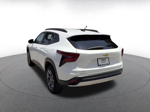 Used 2025 Chevrolet Trax LT FWD image 9