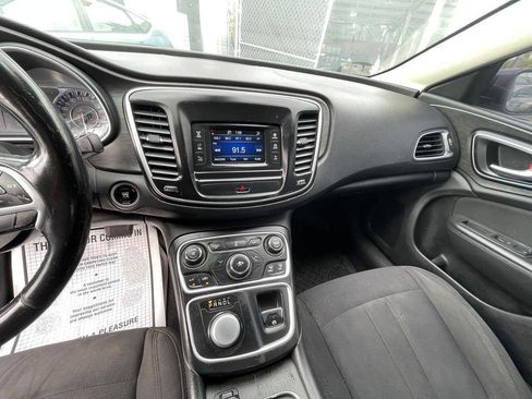 Used 2015 Chrysler 200 Limited w/ Convenience Group image 3