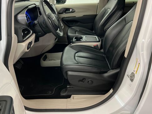 Used 2024 Chrysler Pacifica Touring-L FWD image 18