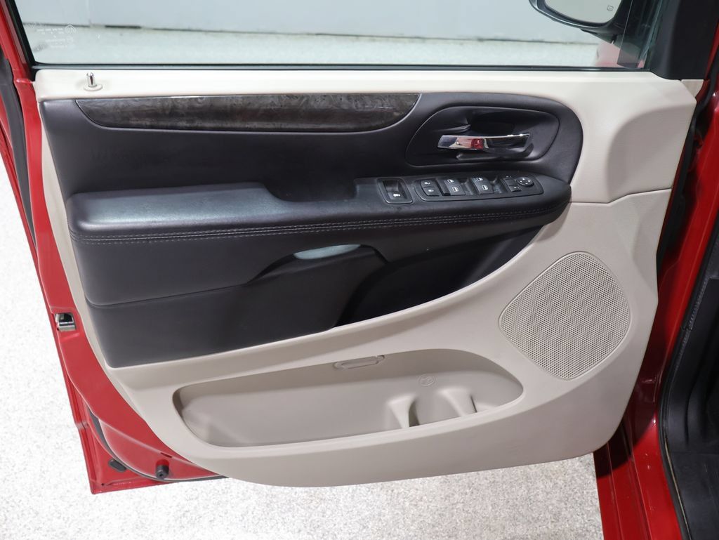 Used 2015 Dodge Grand Caravan SXT w/ Rear Park Assist Package FWD image 21