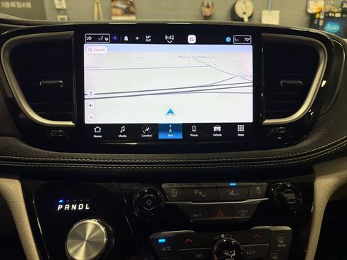 Used 2023 Chrysler Pacifica Touring-L w/ Uconnect Theater Family Group FWD image 7