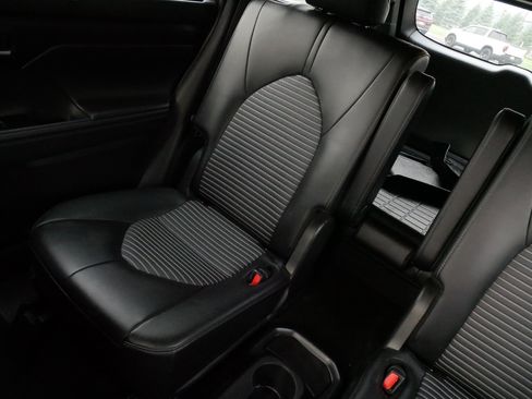 Used 2025 Toyota Highlander XSE AWD/4WD image 12