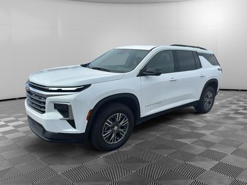 Used 2024 Chevrolet Traverse LT image 3