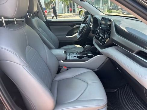 Used 2022 Toyota Highlander XLE image 28