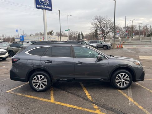 Used 2020 Subaru Outback Premium image 4