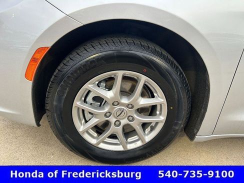 Used 2024 Chrysler Pacifica Touring-L image 14