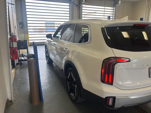 Used 2024 Kia Telluride EX w/ EX Captain's Chair Package AWD/4WD image 8