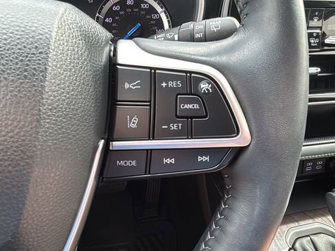 Used 2022 Toyota Highlander Limited FWD image 25