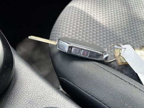 Used 2025 Kia Soul LX w/ LX Technology Package FWD image 21