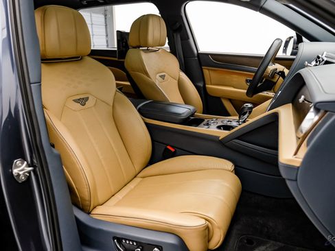 Used 2023 Bentley Bentayga Extended Wheelbase AWD/4WD image 47