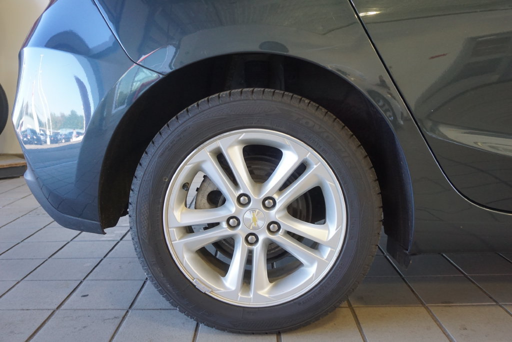 Used 2018 Chevrolet Cruze LT w/ Convenience Package FWD image 23