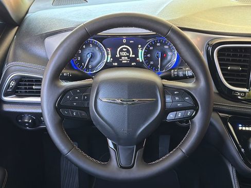 Used 2025 Chrysler Pacifica Limited image 5