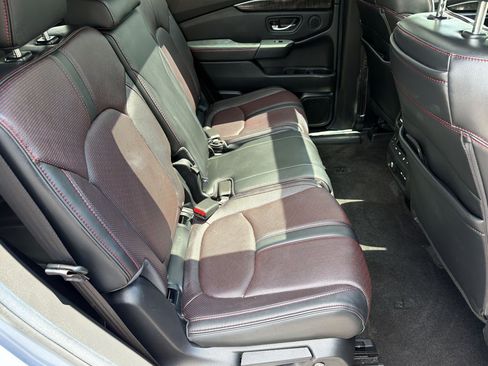 Used 2025 Honda Pilot Black Edition image 32