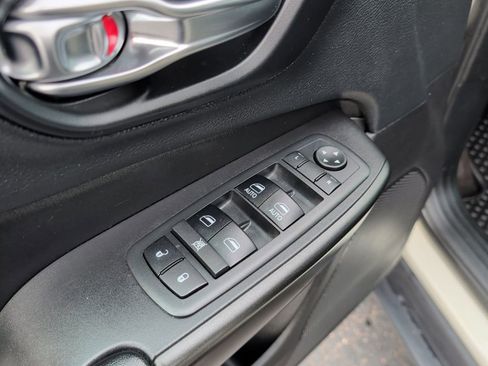 Used 2019 Jeep Cherokee Trailhawk w/ Cold Weather Group image 28