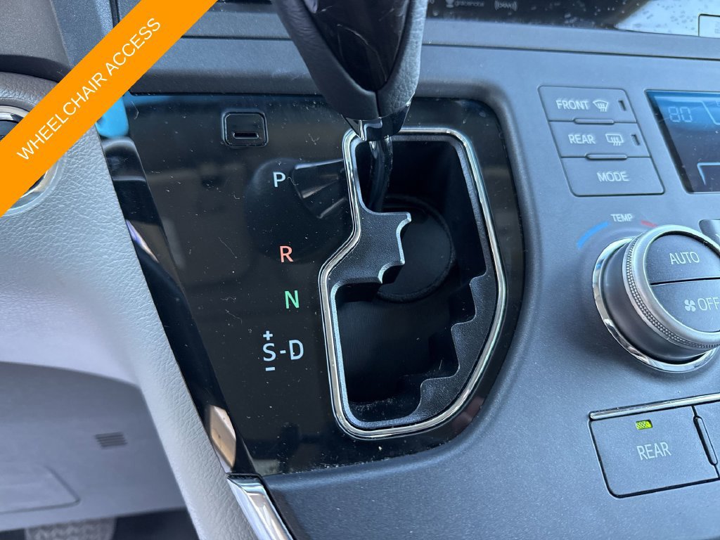 Used 2017 Toyota Sienna XLE Premium FWD image 33