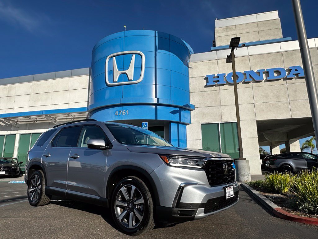 Used 2025 Honda Pilot Touring image 2