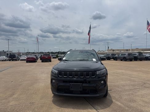 Used 2025 Jeep Compass Latitude w/ Altitude Special Edition AWD/4WD image 5