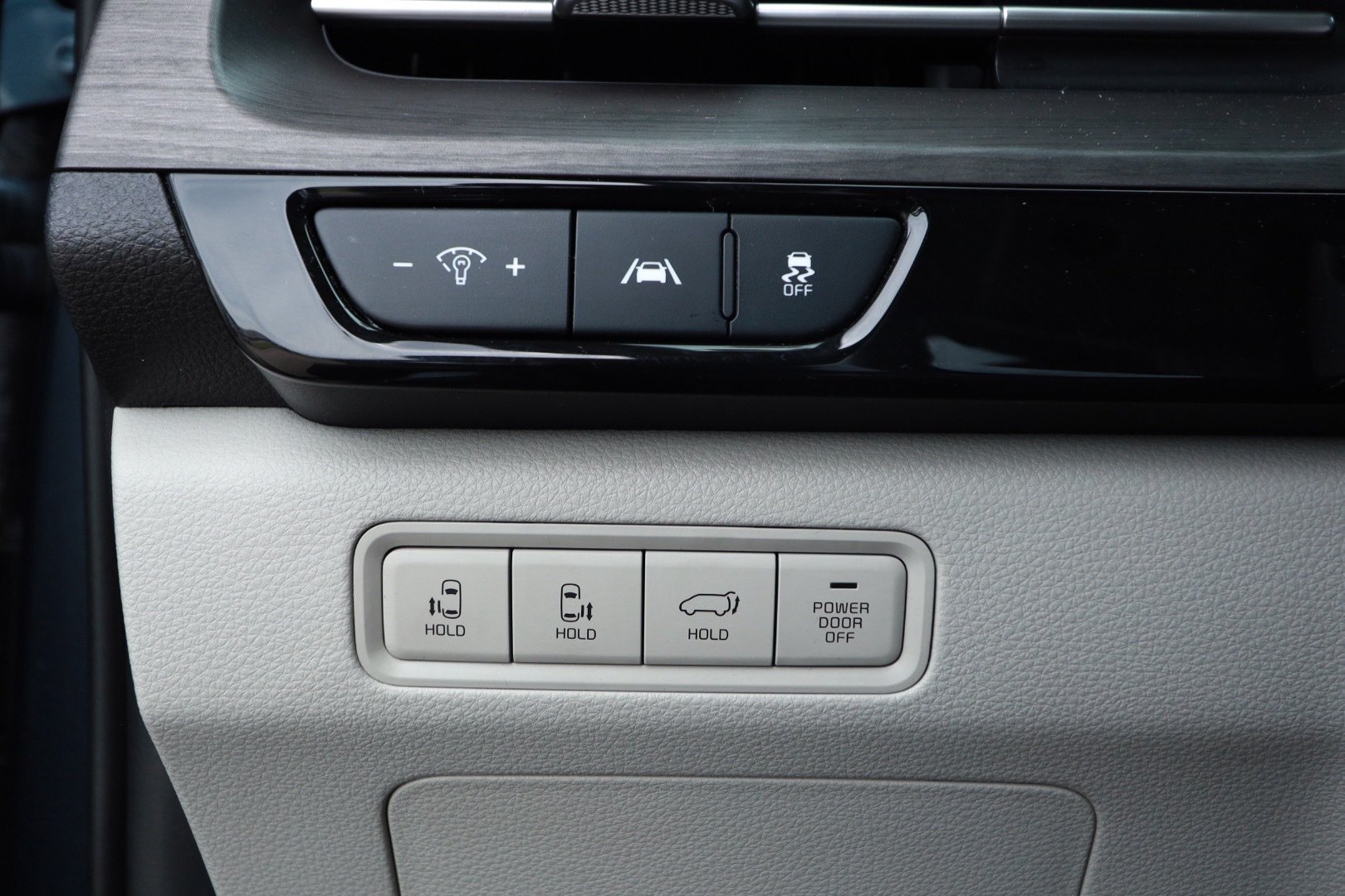 Used 2024 Kia Carnival EX FWD image 18