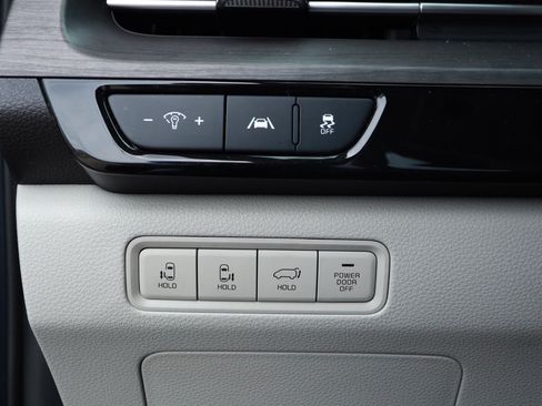 Used 2024 Kia Carnival EX FWD image 18