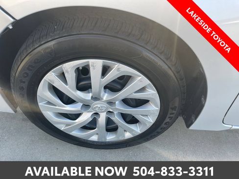 Used 2018 Toyota Corolla LE FWD image 13