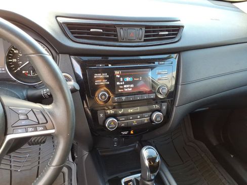 Used 2017 Nissan Rogue SV AWD/4WD image 10