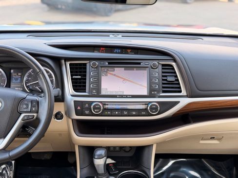 Used 2019 Toyota Highlander Limited Platinum FWD image 30