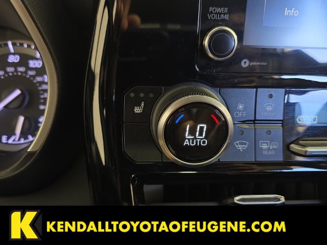 Used 2022 Toyota Highlander XLE AWD/4WD image 19