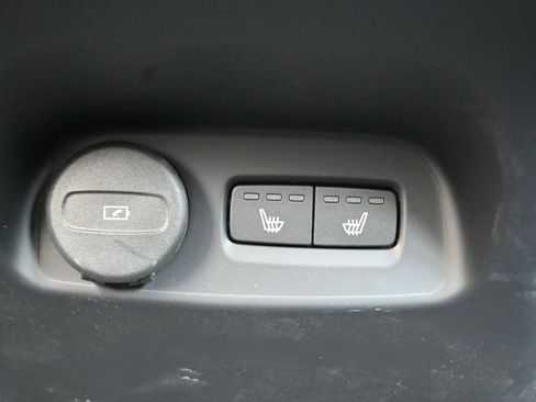 Certified 2025 Volvo XC40 B5 Core image 23