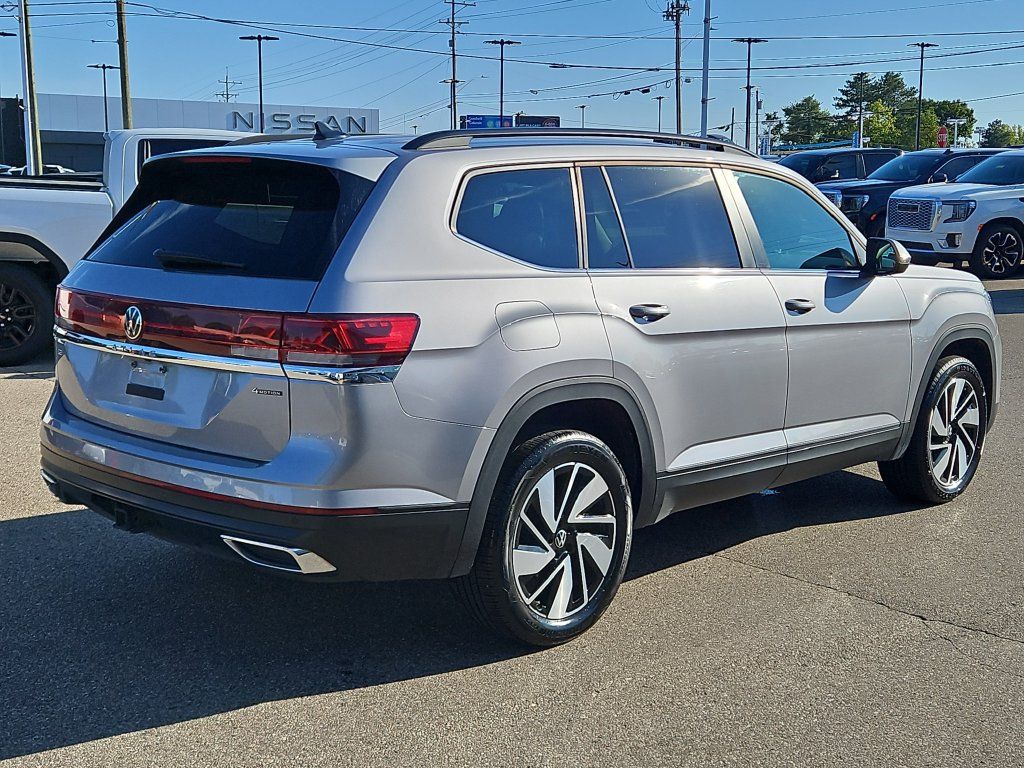 Used 2025 Volkswagen Atlas SE AWD/4WD image 4