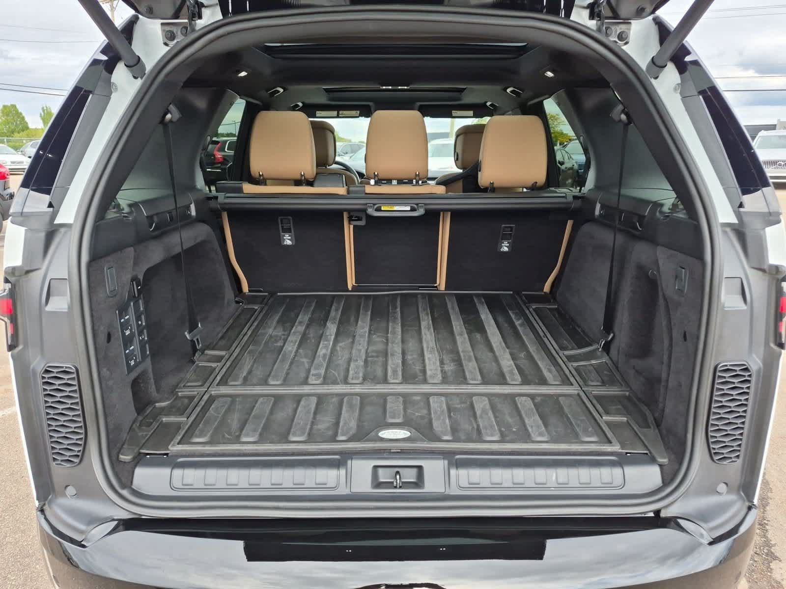 Certified 2025 Land Rover Discovery Dynamic SE AWD/4WD image 38
