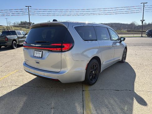Used 2024 Chrysler Pacifica Touring-L FWD image 5