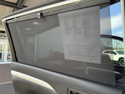 Used 2019 Toyota Highlander XLE image 18