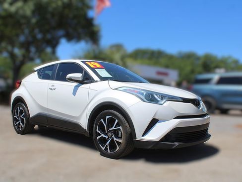 Used 2019 Toyota C-HR XLE FWD image 3