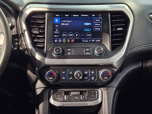 Used 2023 GMC Acadia SLT image 16