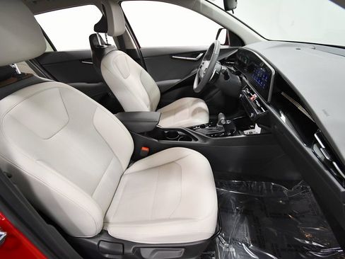 Certified 2025 Kia Niro EX image 17