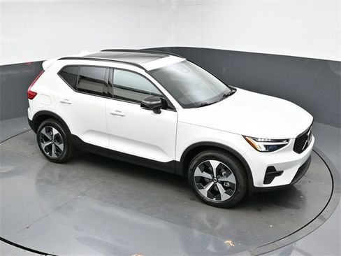 New 2026 Volvo XC40 B5 Core w/ Climate Package image 42
