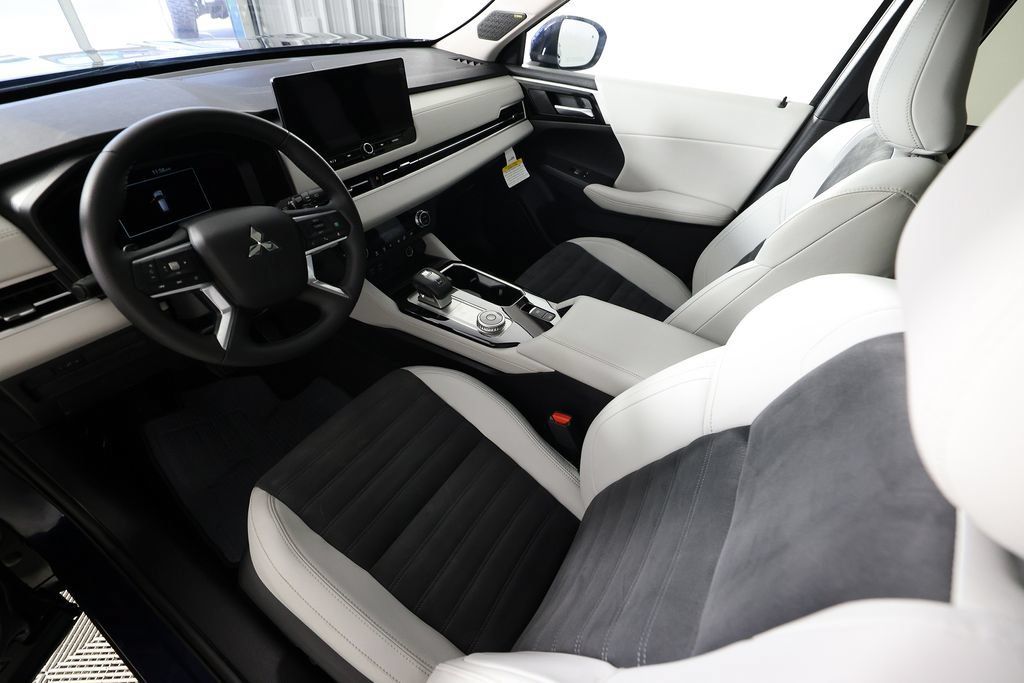 Used 2025 Mitsubishi Outlander SE FWD image 19